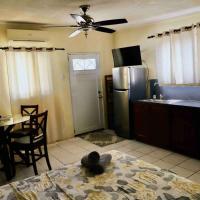 Studio apt in Aruba plus optional Portuguese cooking with Grandma, hotel near Queen Beatrix International Airport - AUA, Oranjestad
