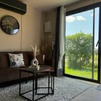 Logement cosy indépendant avec jardin et Parking โรงแรมในCornillé