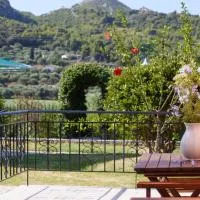 Modern retreat near Ancient Olympia and sandy beach, hôtel à Káto Samikón