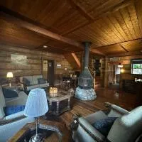 Rustic Beaverfoot Lodge Room N6, хотел в Parson