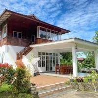 Tomohon में, होटल A Spacious Tropical 4 Bedrooms with Bathrooms Villa Marion Tomohon with the view of Gunung Lokon