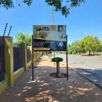 Thee Agolo Guesthouse, hotel di Vryburg