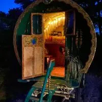Gypsy Caravan Glamping, hotel Llanbedrogban
