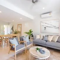 Noosa Parade Townhouse w/ Terrace by Stay Noosa, hotel in Noosa Heads