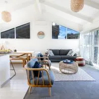 Stylish Beach House Retreat - Close to River & Shops, hotel di Barwon Heads