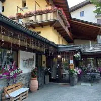 Hotel Coeur Du Village, hotel u gradu La Tuil