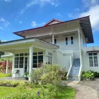 A beautiful and Spacious Rumah Manado 2 Bedrooms with Bathrooms Villa Marion Tomohon, hotel a Tomohon