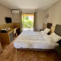Studio confortable avec piscine، فندق في Sisco