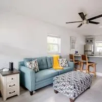 뉴포트리치에 위치한 호텔 Walk Everywhere! 1-Bedroom Gem in Downtown Hub