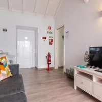 Cozy 1BR with Patio Near Sintra by LovelyStay, hotel a Colares