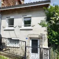 La Maison d'Aurélie 4 à 6 personnes en Auvergne à Saint Remy sur Durolle, hotelli kohteessa Fracard