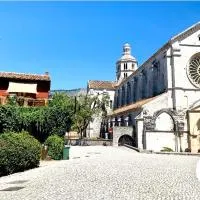 Casette rosse nel borgo medievale di Fossanova, hotel in Latina