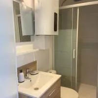 Studio terrasse avec piscine โรงแรมในMas blanc des Alpilles