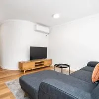 Apt in Kingston - 10min to Lake Burley Griffin - Hosted by Canstay โรงแรมในKingston 