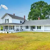 Peaceful Lenoir Home w/ Valley & Mountain Views!, hotel en Lenoir