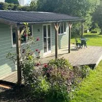 Country garden lodge on Devon Cornwall border, hotell i Lifton