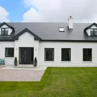 Luxury 6 Bedroom Spiddal Villa, Jacuzzi, Balcony, viešbutis Golvėjuje