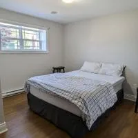 Cozy Basement rooms 2 bedroom 2 queen beds home stay in halifax Nova Scotia, hotel v destinácii Timberlea