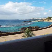 Costa Teguise luxury first line apartment, hotel en Costa Teguise