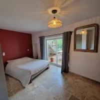 Logement privé avec terrasse, hotel a Chanonat
