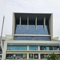 The Eiffel Hotel & Banquet, hotel di Gandhinagar