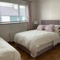 Triple Room with Private Bathroom at Caroline's Guest House, River Street, Clara, hotel en Tara