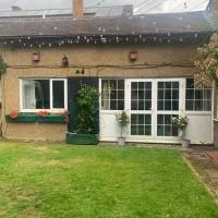 1 mile from Harry Potter Tour Self Contained Flat One bedroom plus new sofa bed in lounge, ξενοδοχείο σε Abbots Langley