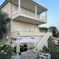 Aiolos Seaside Apartment, hotel a Marathos