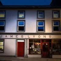 'James Lyons' The old main St, hotel v mestu Ballyhaunis