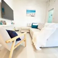 The Beach Pad - Renovated 1BR Steps from Towradgi, hótel í Towradgi