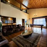 Walters Lane Luxury Accommodation main house - No loadshedding, hotel v destinácii Brackenfell