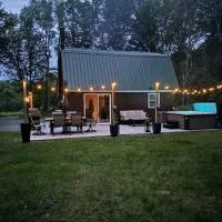 Private Cottage with Hot Tub in the Woods, hotel i Thompson