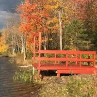 Hidden LakeFront Retreat, hotel en Sherburne