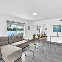 Charming 2BR Lakefront Cottage in Davie near Beach, ξενοδοχείο σε Davie