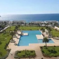 Joli Appartement Bord de Mer à Plage des Nation, hotel a Sidi Bouqnadel