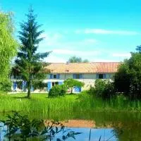 Chambres d'hôtes entre Niort et Marais Poitevin, hotelli kohteessa Bessines