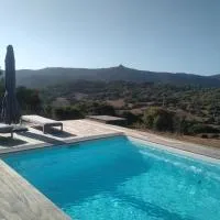 Entre mer et maquis- maison avec piscine privée - 8 minutes plage tizzano، فندق في سارتين