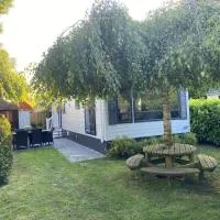 Mooi chalet in havenplaatsje op fietsafstand van het strand bij Ouddorp, Hotel in Goedereede