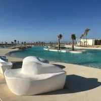 Comfort cabin sea view & lagoon in D-bay I Beach Access Included, hotel v destinácii Dawwār Ḩājj as Sayyid Rizq