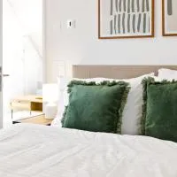 STAYY Flagship Limmattal Premium Apartments - 24h Self Check-in free Parking free EV Wallbox, hotel em Schlieren