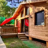 Camping L'Enclave mobil-home โรงแรมในEstavar