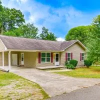 Campton Cottage w/ Hot Tub, Near Hiking + Climbing、Rogersのホテル