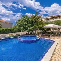 Villa Haya with heated pool, hotel a Linardići