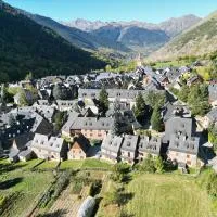Chalet adosado en Garós a 7 mins de Baqueira, hotel v mestu Garós