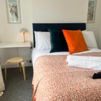 Live Like a Local in Barry, 4-Bed Home Near the Beach, Dog-Friendly, with all the Gavin & Stacey Charm!, hotel near Cardiff Airport - CWL, Barry