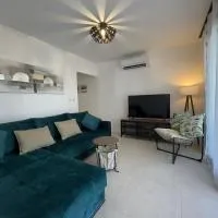 Vacation Apartment Noemi, hotel v destinaci Zmijavci