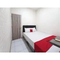 RedDoorz at Luxury Homestay near Aloha Waru Surabaya, отель в городе Сидоарджо