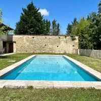 Gîte En Damé with pool, hotel v destinaci Crastes