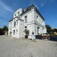 Hôtel Échappée en Baie - Chambres climatisées -Parking privé gratuit dont forfaits bornes électriques réservable, hotel i Saint-Valéry-sur-Somme