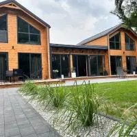 DOMKI Leśna Cisza jezioro Powidzkie dla 18 osób z Jacuzzi Gratis - 5D Apartments, hotell i Lipnica